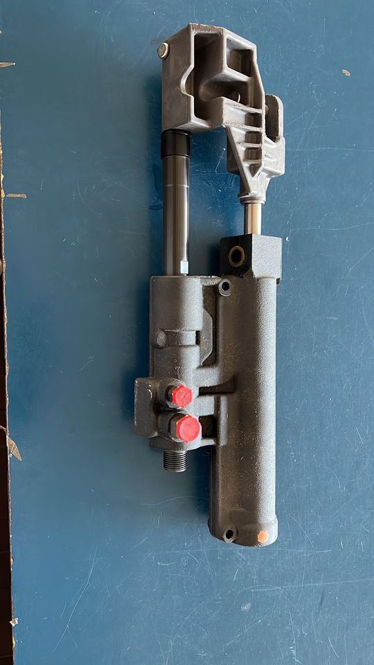 Volvo Penta Lenkzylinder